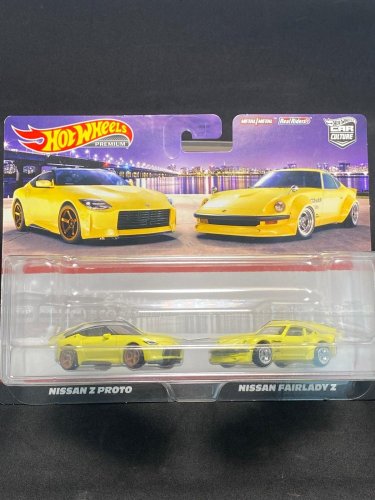 Hot Wheels -Nissan Duo Pack (Nissan Z Proto, Nissan Fairlady Z) - varianta karty: ROZTRHNUTÝ OBAL