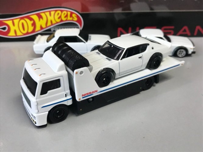 Hot Wheels Nissan cheapest Skyline Diorama and Team Transport